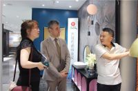 凭借积极进取的产品战略，狮王陶瓷与世界顶级釉料公司意大利卡洛比亚釉料公司达成长期战略合作