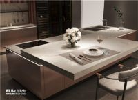 聚会喝酒，在科勒的橱柜里享受夏日时光