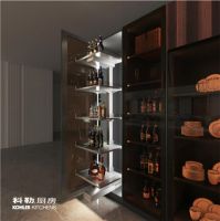 聚会喝酒，在科勒的橱柜里享受夏日时光