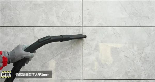 砖缝灰尘多，可用水清洗吗？