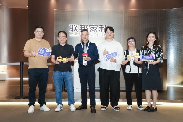 潮这儿看｜媒体×设计师逛展团走进联邦家私