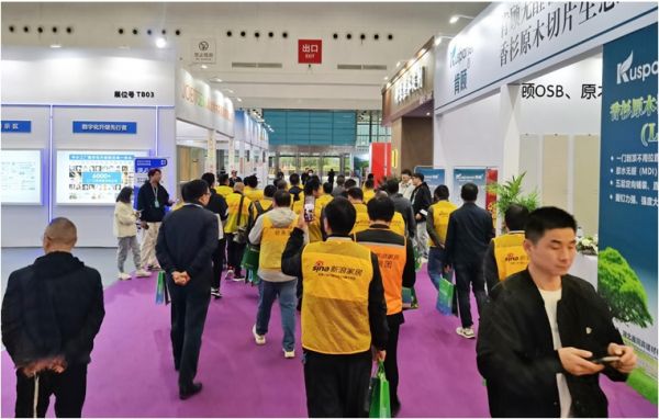 新浪家居验房团参观2023中国武汉定制家居展暨中部大家居产业链博览会