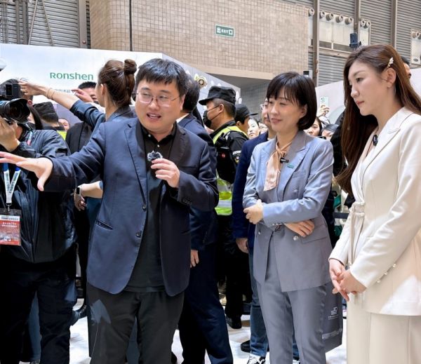 AWE现场直击|陈梦探展海信洗衣机,对全球首台4合1热泵洗烘一体机连连称赞