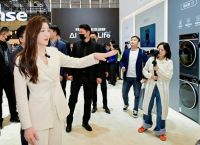 AWE现场直击｜陈梦探展海信洗衣机，对全球首台4合1热泵洗烘一体机连连称赞