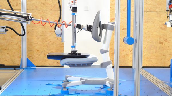 从实验室到书桌：光明园迪的智造密码与成长守护哲学