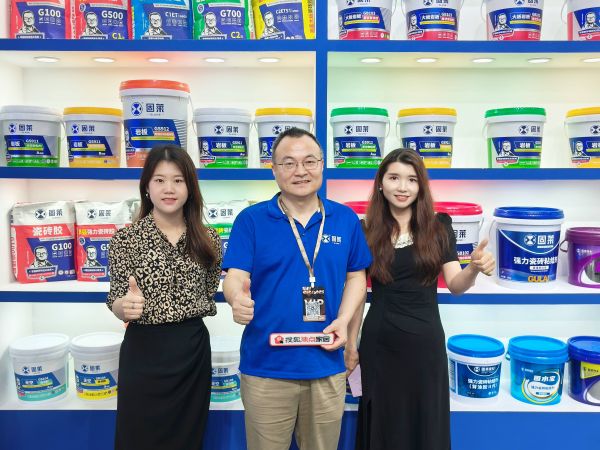 搜狐家居媒体团探展佛山潭洲陶瓷展，固莱集团携S级瓷砖胶新品引领行业新趋势