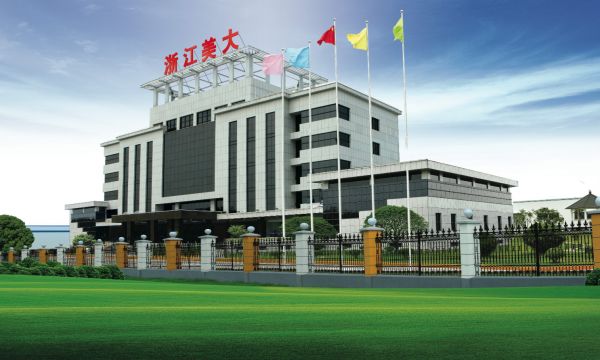 集成灶第一股，跨投智驾