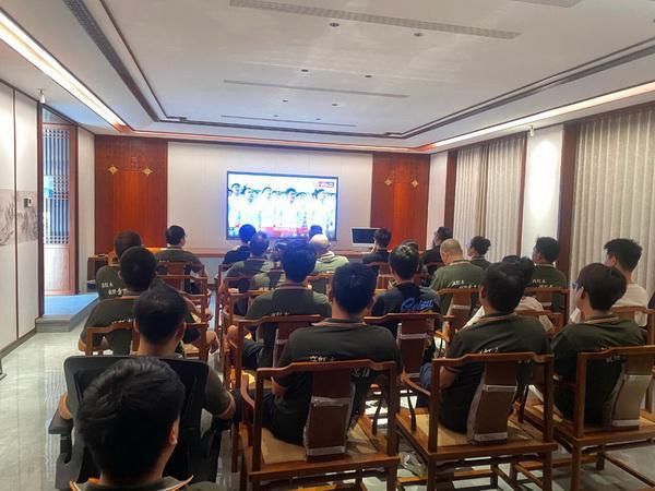 铭记历史，砥砺前行——李忠信红木组织员工观看抗战胜利80周年阅兵仪式