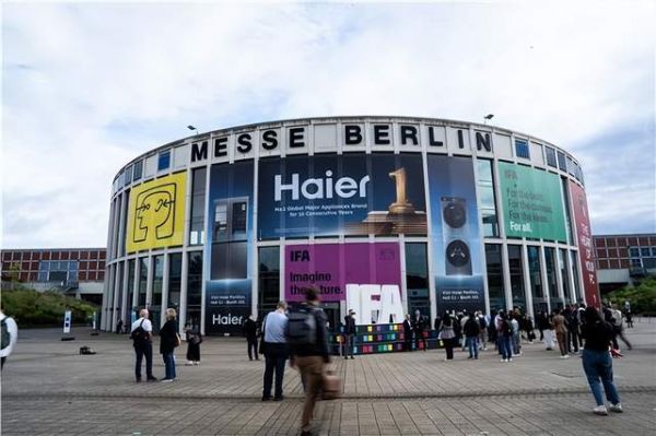 法国前足球运动员马克莱莱IFA展体验海尔厨电