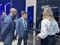 法国前足球运动员马克莱莱IFA展体验海尔厨电