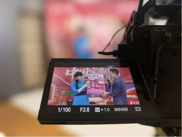 金牌家居与厦航跨界联动:以直播为媒,共绘中国品质新篇章