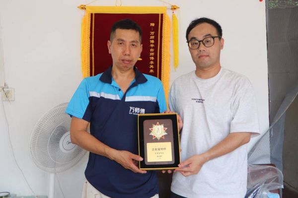 湖南安装师傅勇救心梗老人，万师傅郑重表彰“正能量榜样”