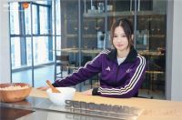 跳高冠军邵雨琪空降森歌峰会，与森歌互赠“冠军礼”