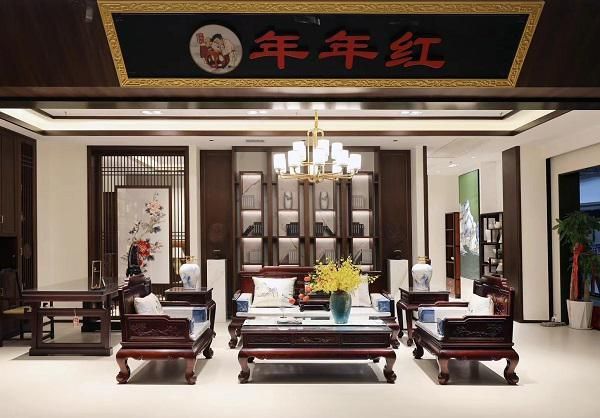 精工传世，木韵流芳：探秘年年红金典的高端红木家具之道