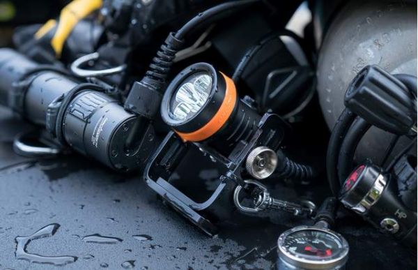 点亮深海：如何挑选一款靠谱的潜水主灯