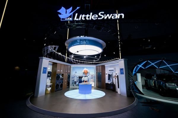 小天鹅空调亮相美的“智美万象”发布会:以国民家庭中央空调首选,启幕全屋健康空气2.0时代