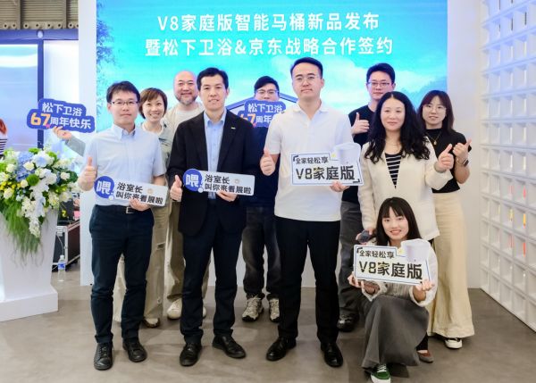 一群人站在一起合影的照片 AI 生成的内容可能不正确。