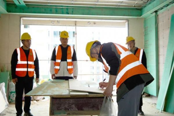 质量安全万里行|多方协同“鉴”品质,兔宝宝难燃胶合板守护上海天安豪园居住安全