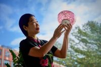 当非遗匠人遇见百年甜梦：广彩传承人何丽芬与Simmons席梦思共话匠心与传承